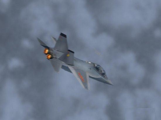 Máy bay chiến đấu tàng hình J-18, có khả năng cất/hạ cánh thẳng đứng (nguồn chinaiiss.com 12/2012)